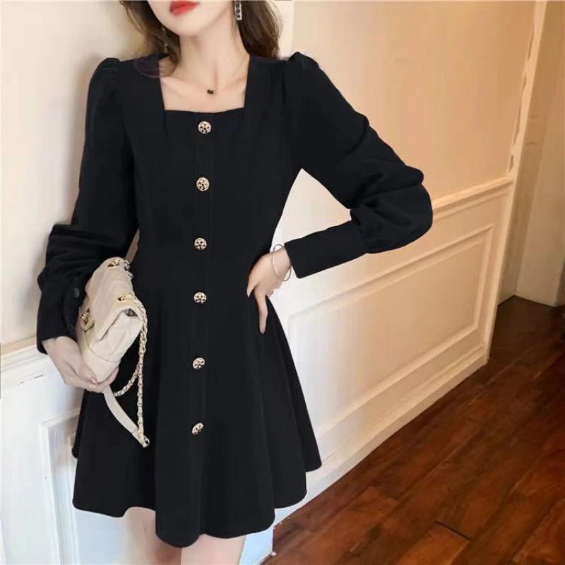 

Платье-мини облегающее бархатное с квадратным вырезом, длинным рукавом и пуговицами