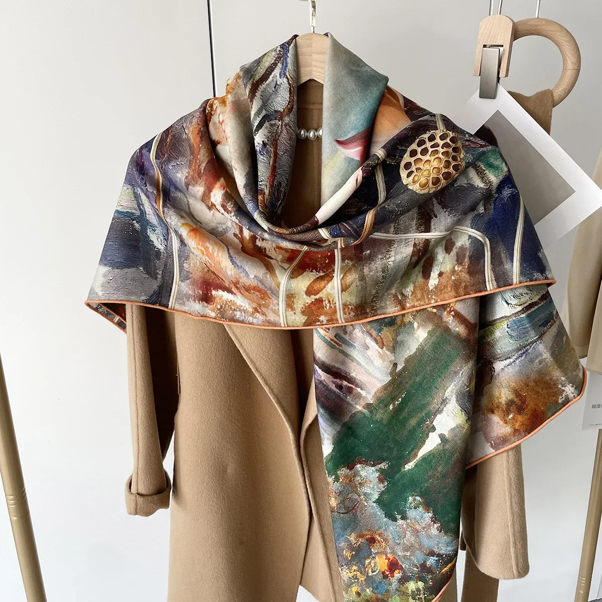 Jedwabny wełniany kwadratowy szalik 130x130cm Wełniany z wszechstronnym temperamentem na jesień i zimę 30% Prawdziwy jedwab 70% wełna