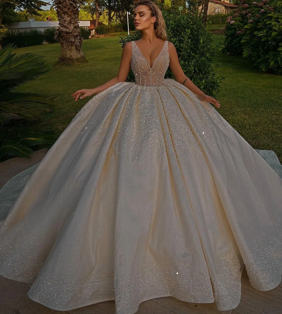 

Luxury Beading Arabci Dubai Wedding Dresses V-neck Crystal Diamond 2022 New Formal Bridal Gowns Vestidos De Noiva