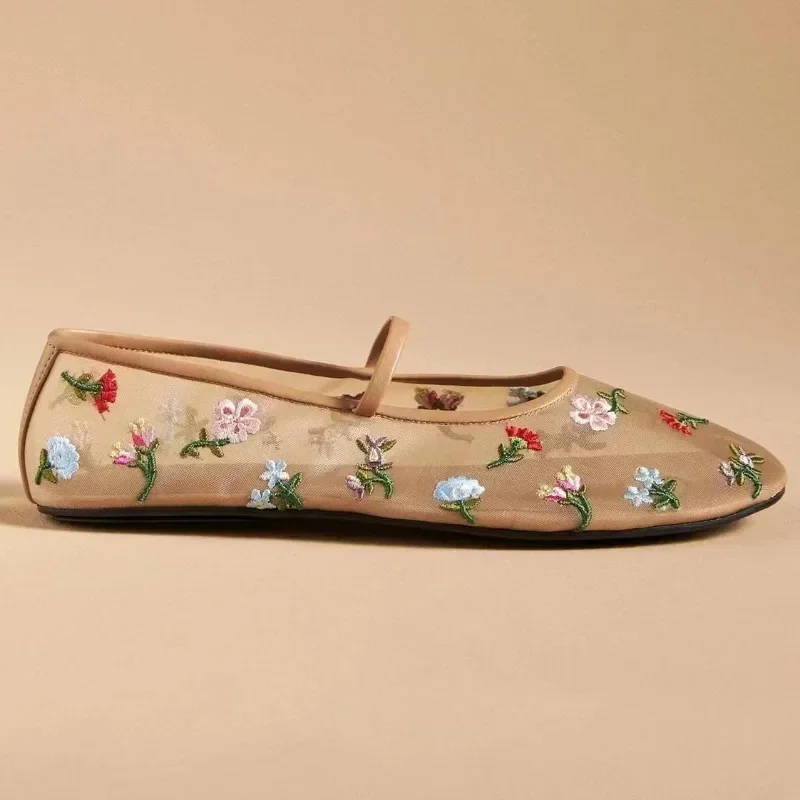 Новые балетки на плоской подошве с круглым носком вырезами и цветочной вышивкой