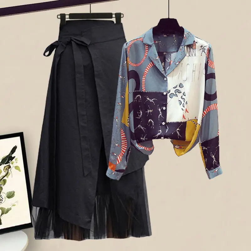 

Женский костюм из двух предметов, свободного покроя, с круглым вырезом и юбкой