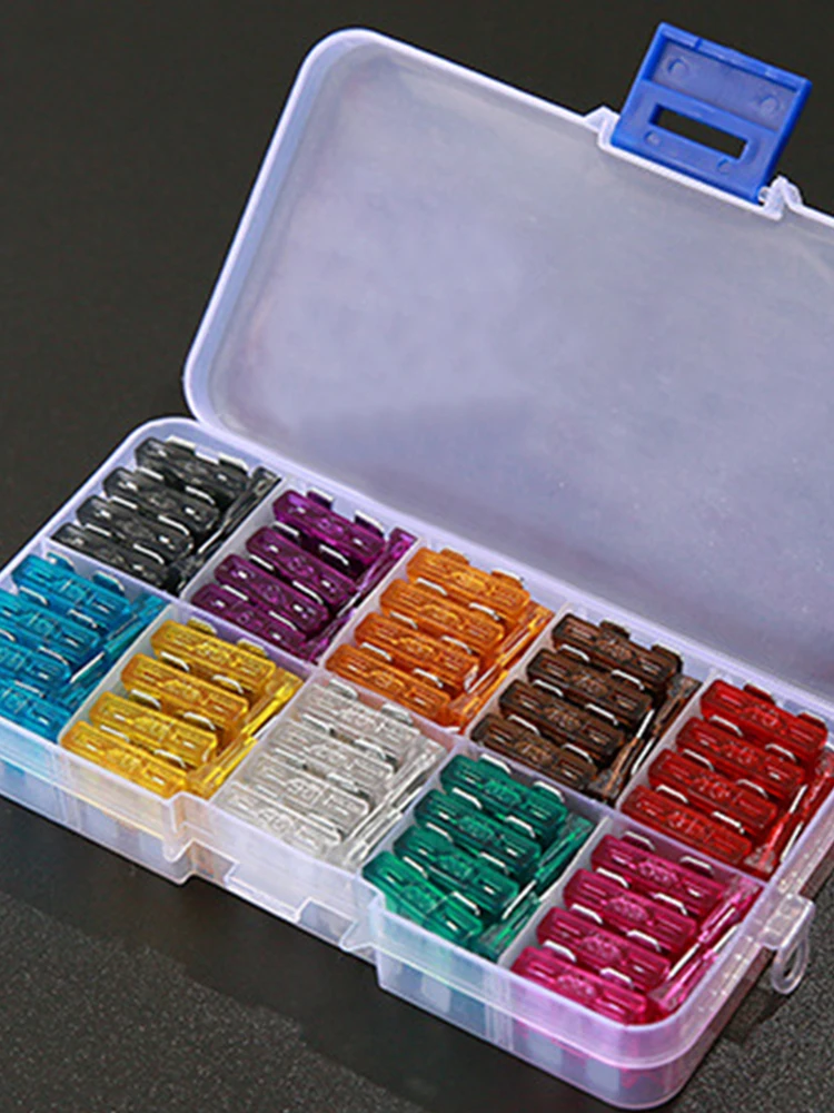 Предохранитель автомобильный среднего размера...