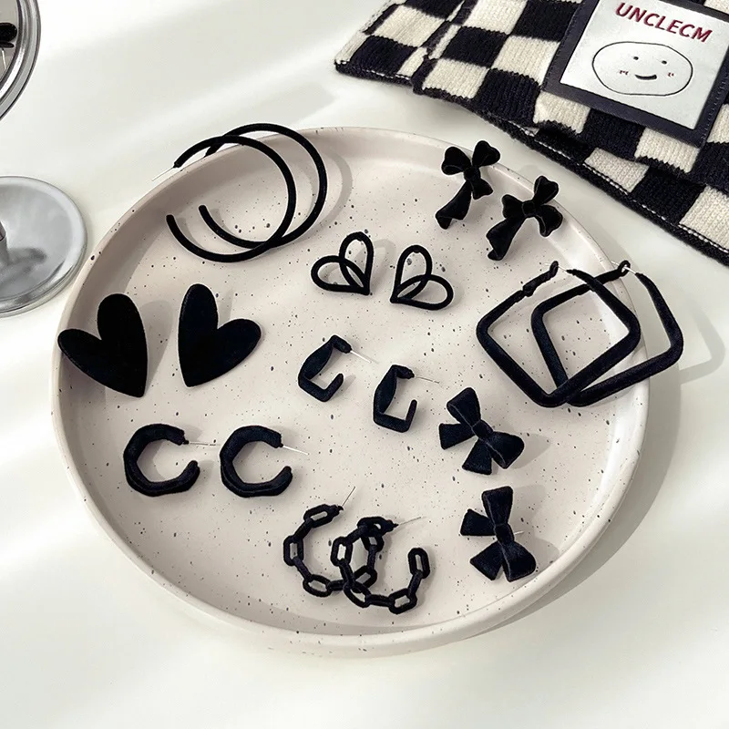

Korean Black Earrings Sweet and Cool Temperament Earrings Velvet High-quality 925 Silver Needle Love Bow Earrings Wholesale Sale