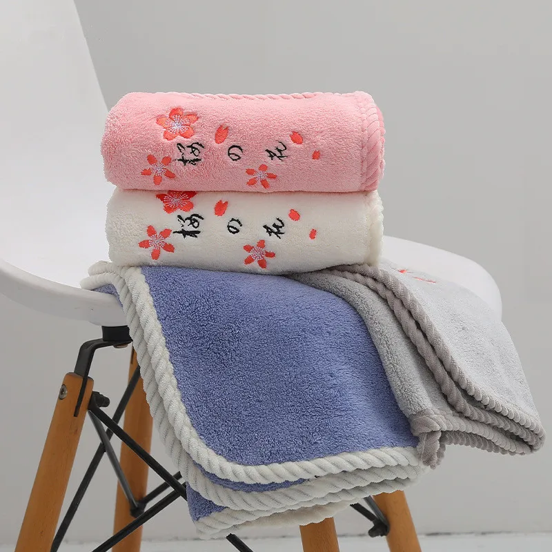 Мягкое бархатное полотенце с вышивкой 34x75 см