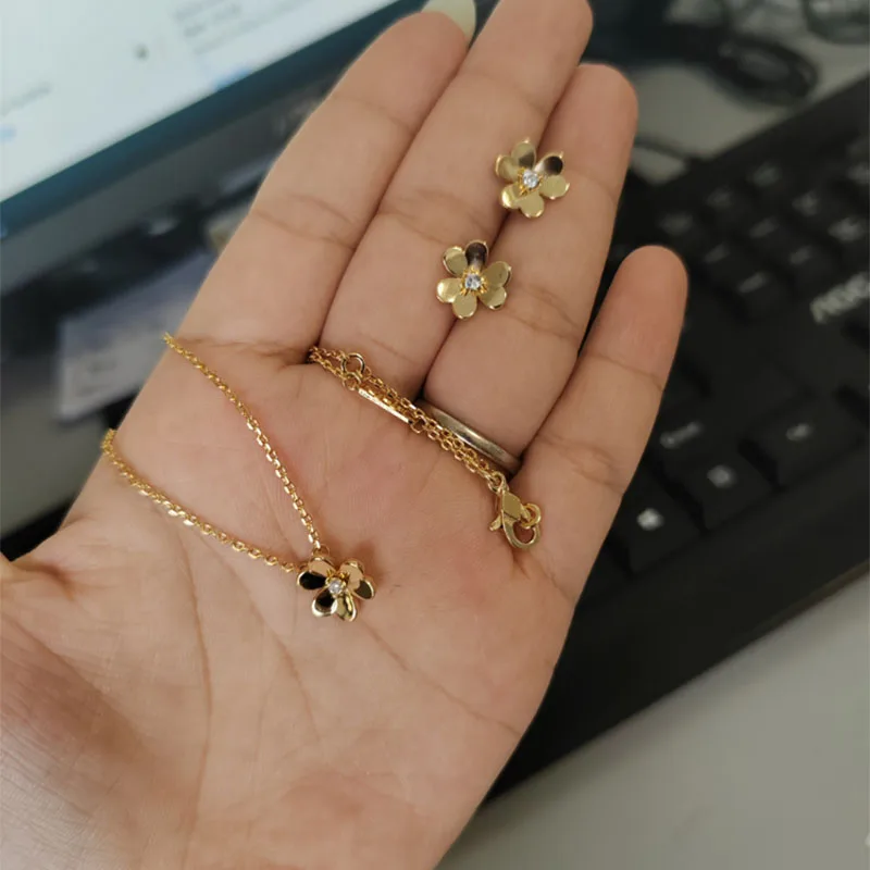 

Комплект из колье и серёг, из трех цветов, с натуральным драгоценным камнем
