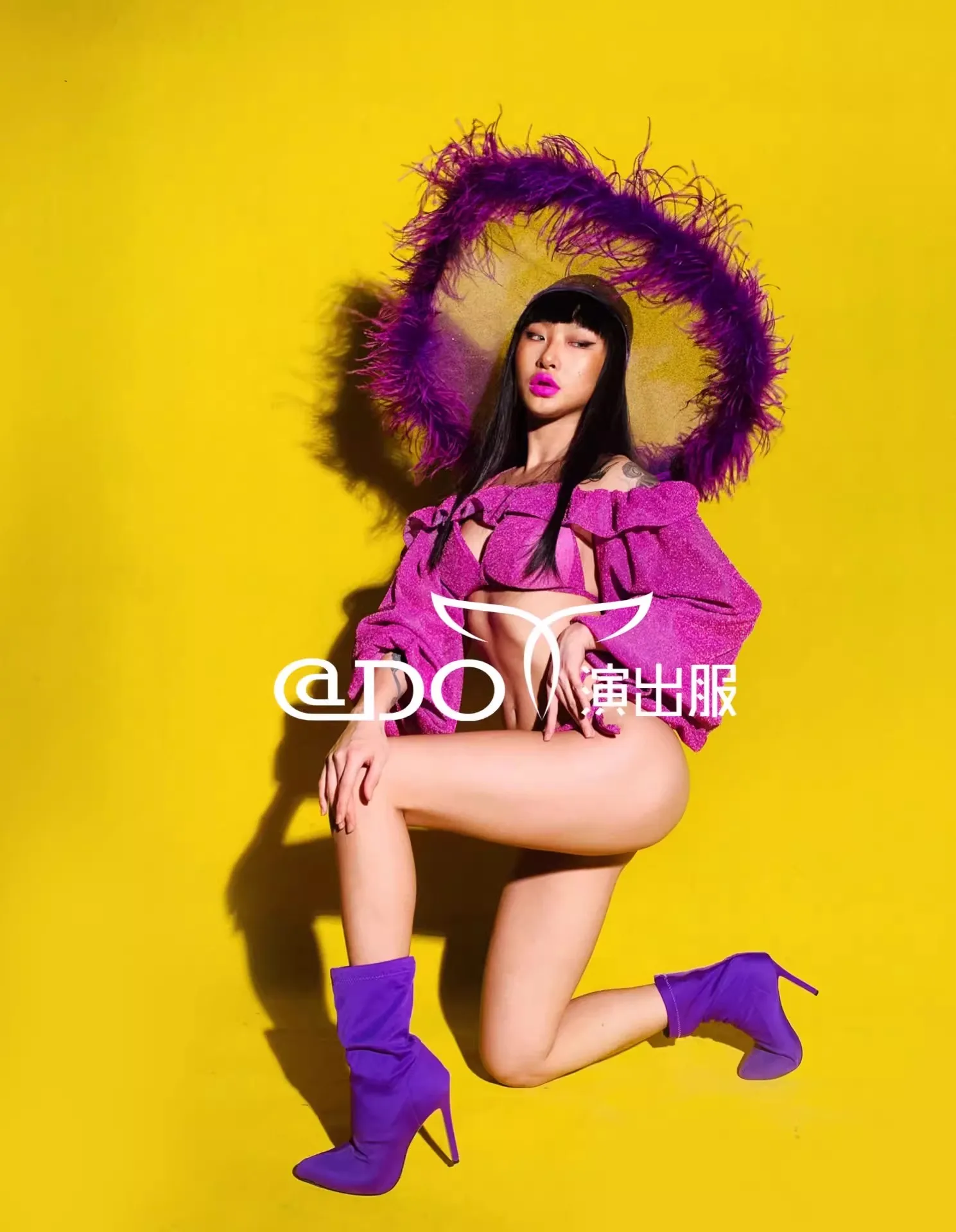 Большая увеличенная фиолетовая шляпа с перьями бикини рукавами-пузырями одежда