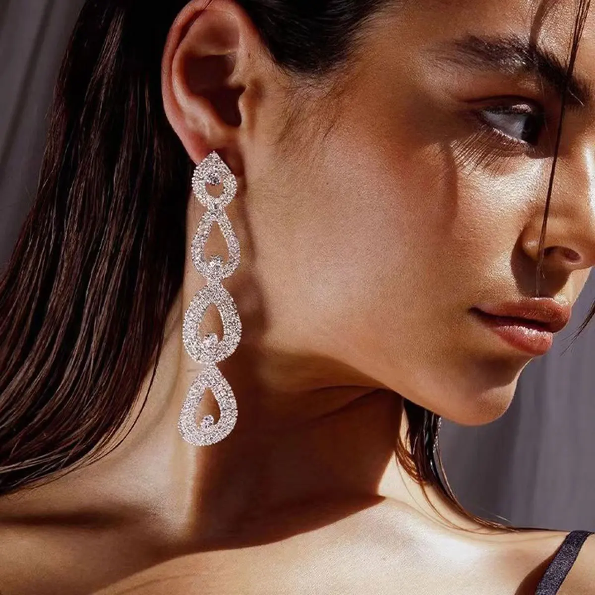

Модные металлические серьги-подвески с искусственными кристаллами геометрической формы для женщин, новые увеличенные блестящие дизайнерские украшения, аксессуары