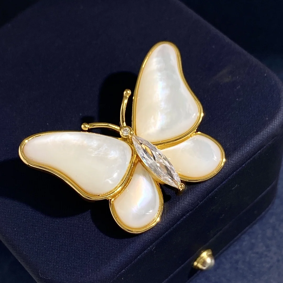 

NEW IN2023 Elegant And Exquisite Texture Four Curved Natural White Shells Mother Shell Inlaid Horse Eye Diamond Butterfly Brooch