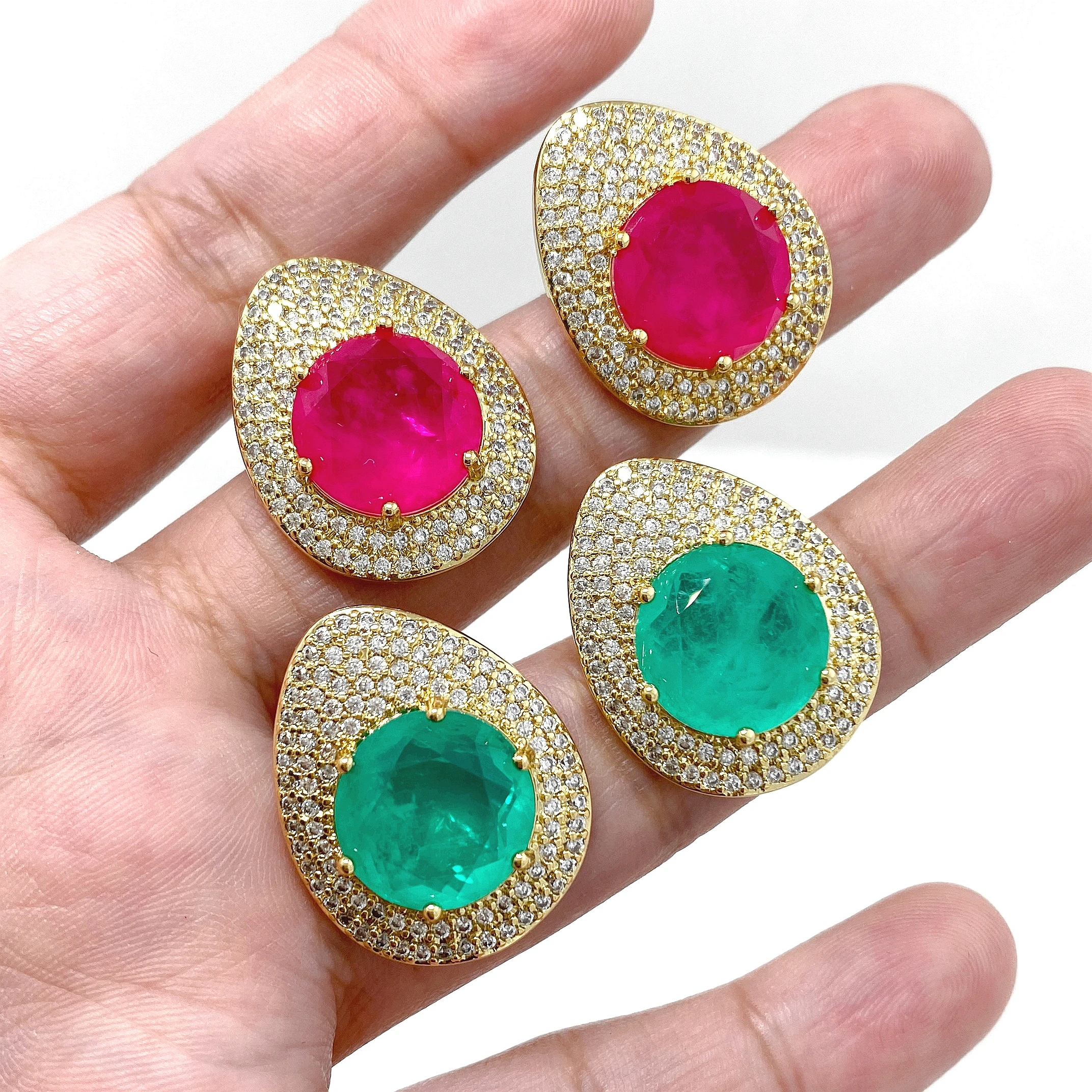 Серьги-подвески с фианитом круглой огранки в форме яйца