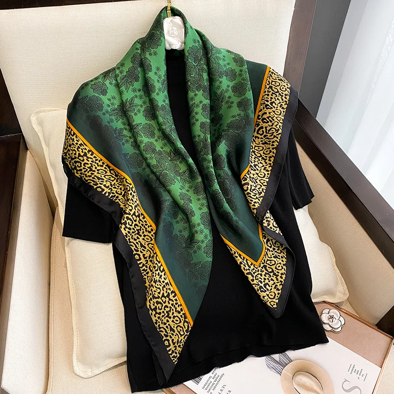 

2022 Fashion Luxury Silk Scarf Women Brand Green Leopard Floral Silk Shawls Lady Wraps Neck Snood Foulard Pashmina Stole 70*70Cm