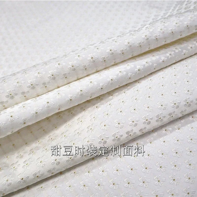 Золотая шелковая парча жаккардовая ткань маленькая цветочная пряжа окрашенная в