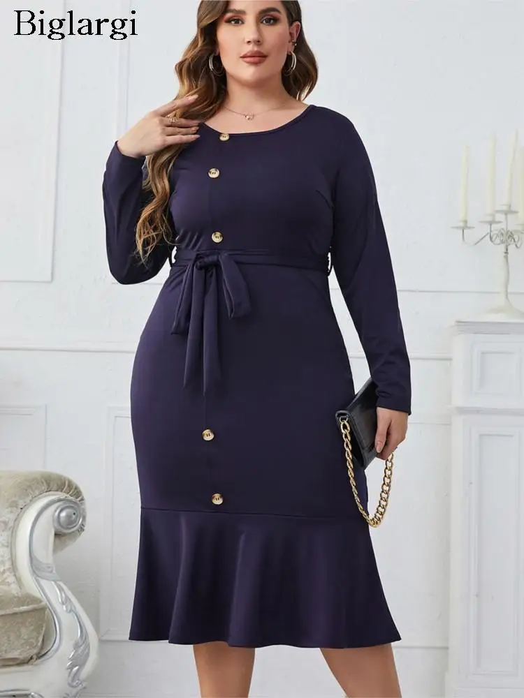 

Женское облегающее платье средней длины с длинным рукавом