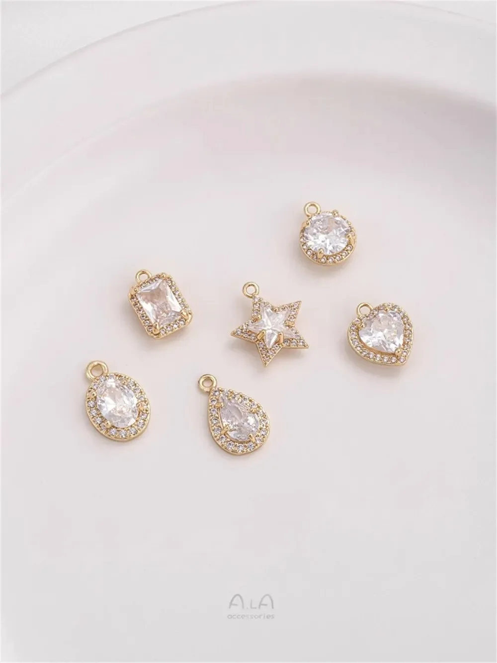 14-каратное золото с микроинкрустацией цирконом геометрический прямоугольный