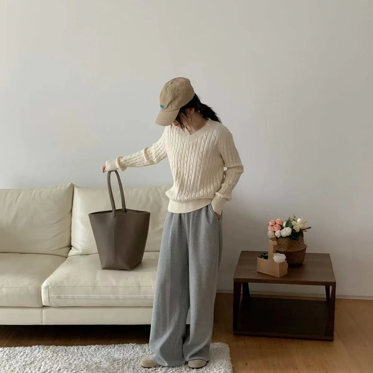 Свитер женский трикотажный с длинным рукавом и V-образным вырезом