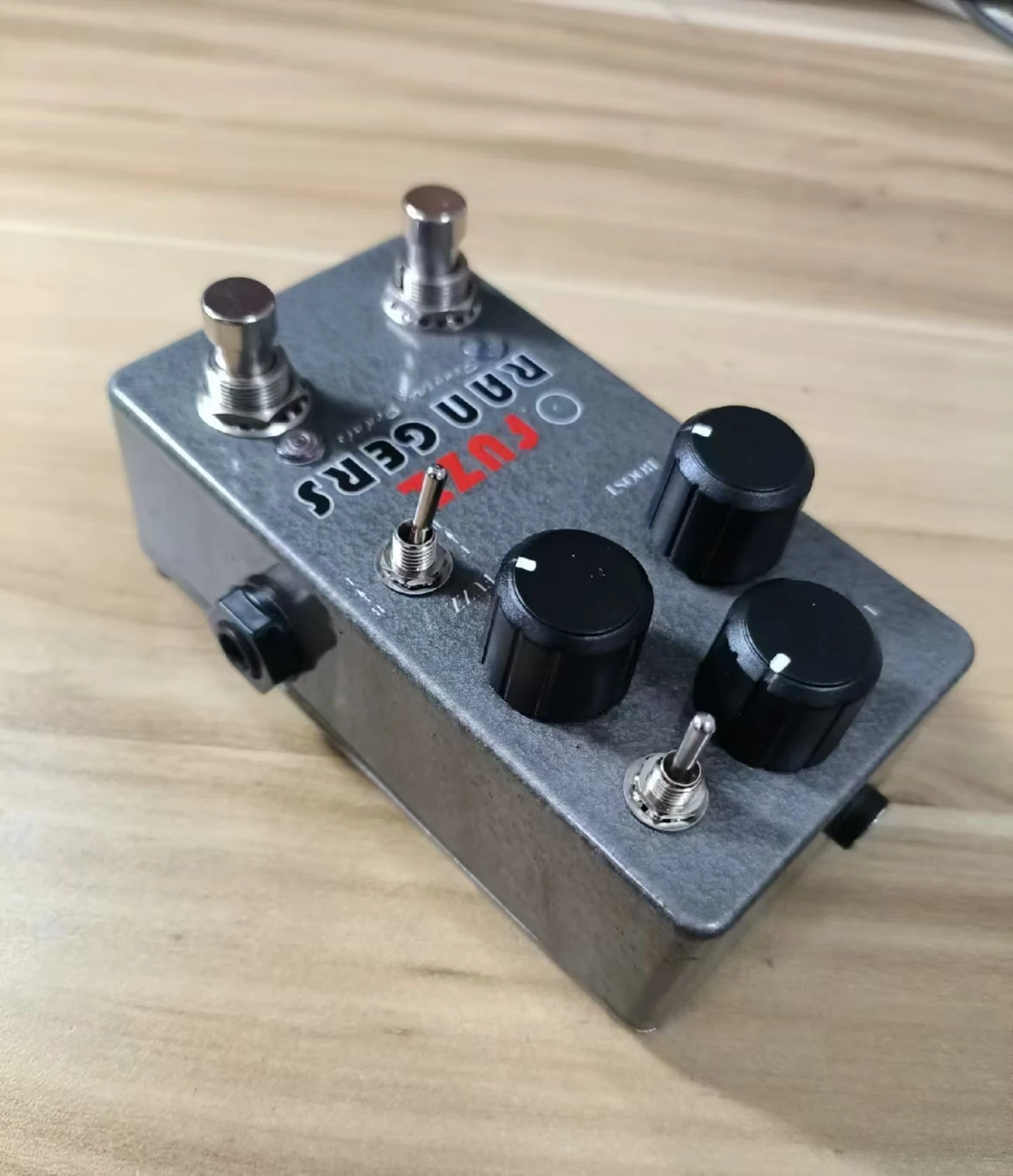 Педаль для гитары LILT Fuzz range лица ручной работы