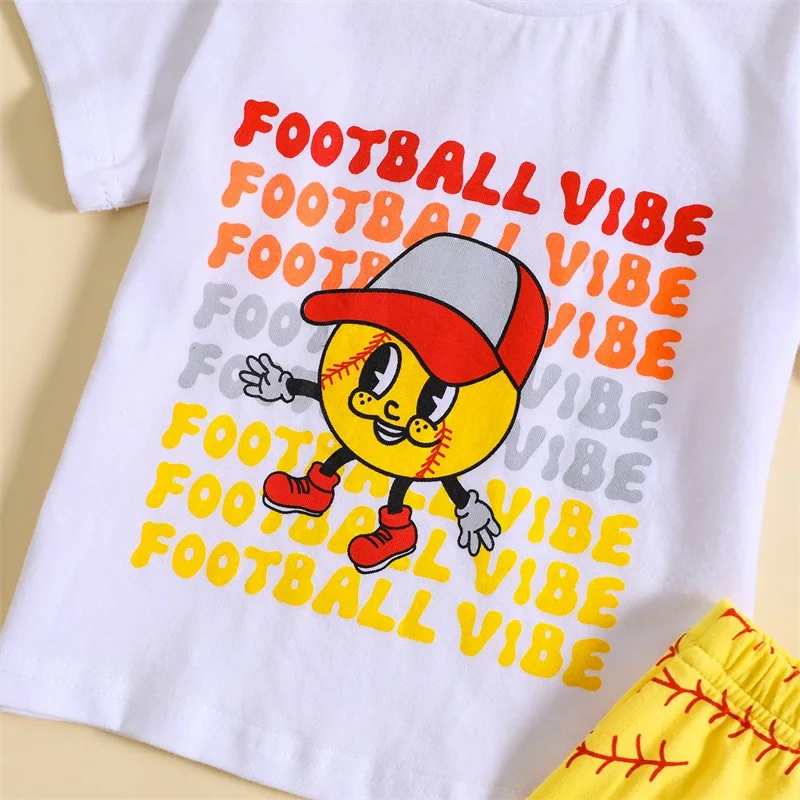 

Футболка с коротким рукавом и шорты с надписью