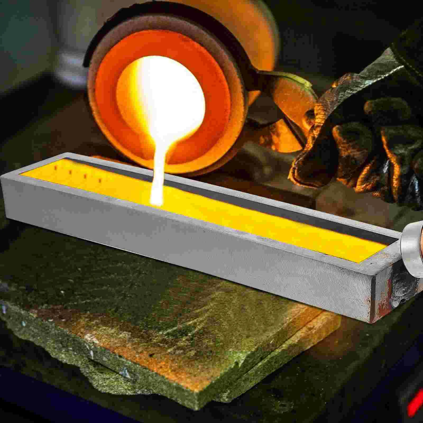 Рисунок 2 - Металлическая литейная форма с деревянной ручкой