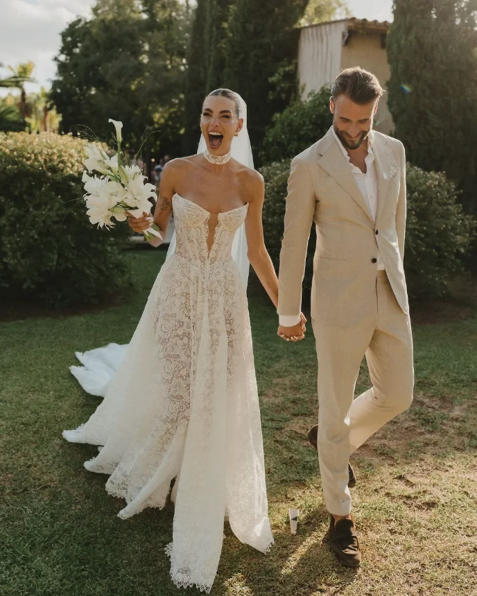 Женское свадебное платье без бретелек белое кружевное до пола с V-образным