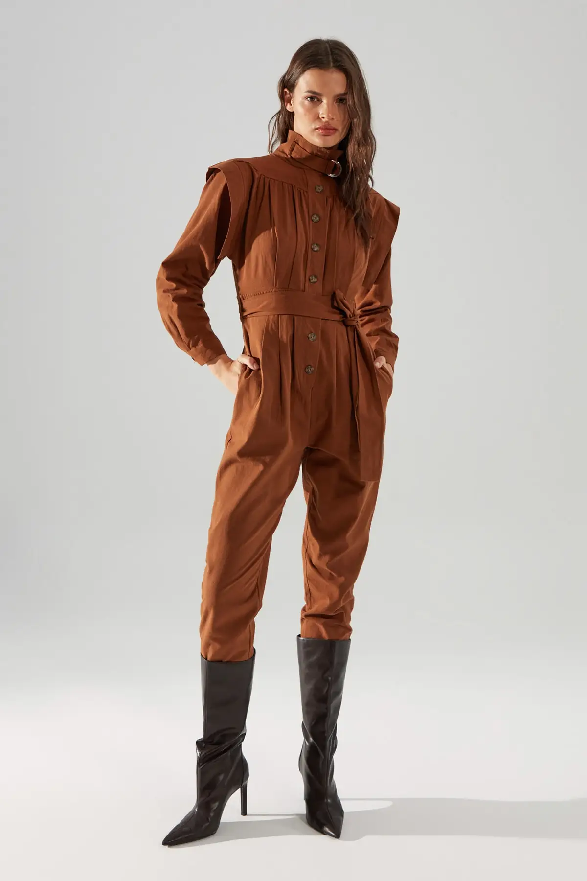 Коричневый комбинезон на пуговицах с поясом |