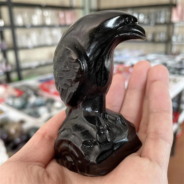Камень черный ворон. Статуэтки из камня ворон. Камень черный ворон. Ворона на камне. Ворон скульптура.