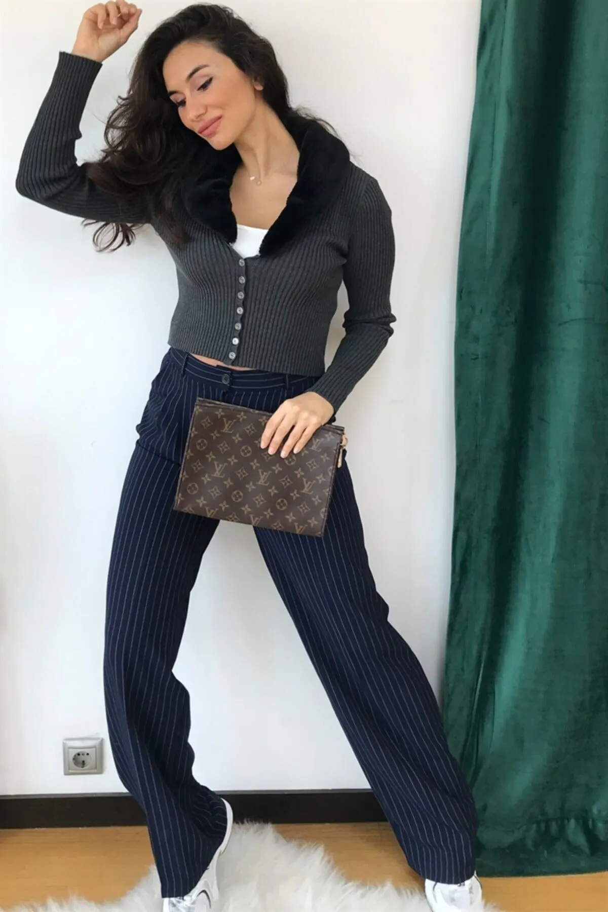 

Женский кардиган, укороченная спортивная одежда, Повседневные вязаные качественные Модные свитеры с Плюшевым Мехом и пуговицами на воротн...