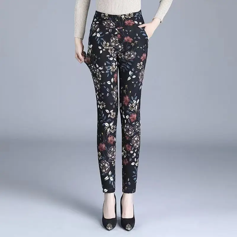 Рисунок 6 - Плотные бархатные брюки для женщин