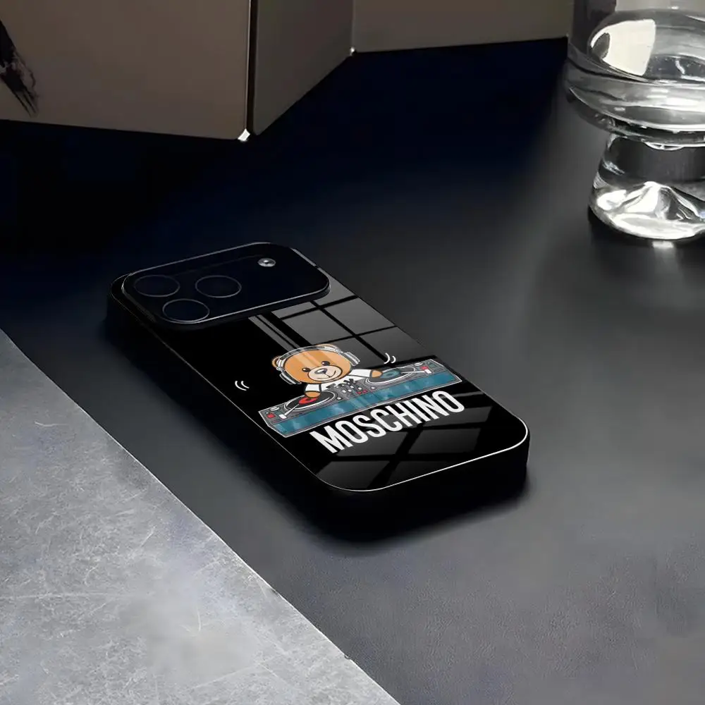 Винтажный чехол для телефона с логотипом M-Moschinos Bears, стекло для IPhone17 Air 16 15 17 14 Pro Max 13 12 11 X XS XR Plus для Samsung S 25 24 2 (art.: 3920d291b3ca2) - 3920d291b3ca2