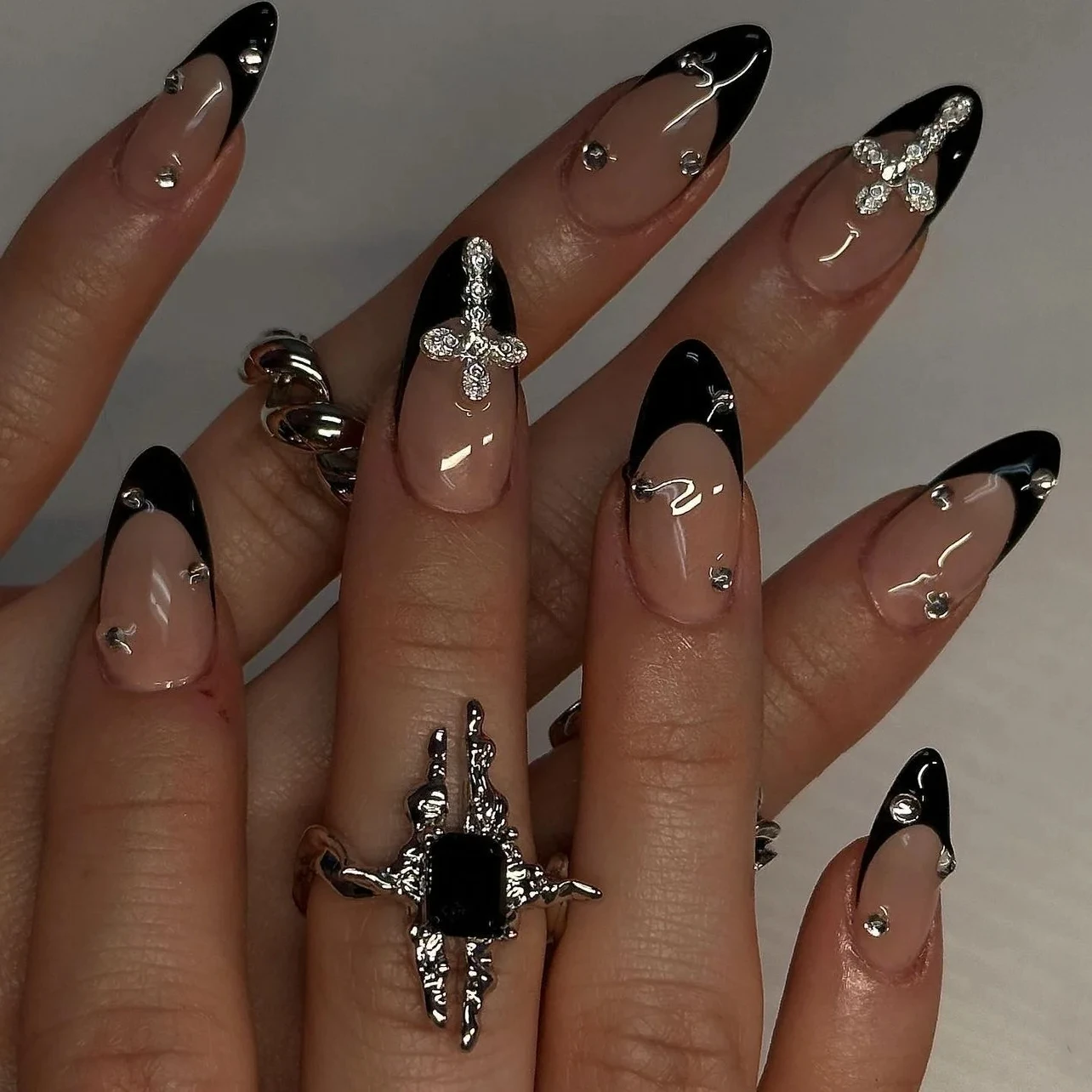 Star Rose Halo Dyeing Metal Cross Almond Fake Nails Art French Moon Rhinestone False Nail Charm Tip Press on Manicure Tool