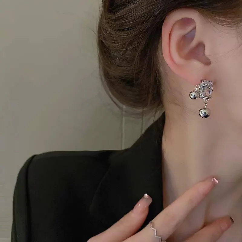 

Square Shiny Diamond Earrings Female Fashion Temperament Niche Design S925 Silver Pin Earrings Round Ball Ladies Earrings