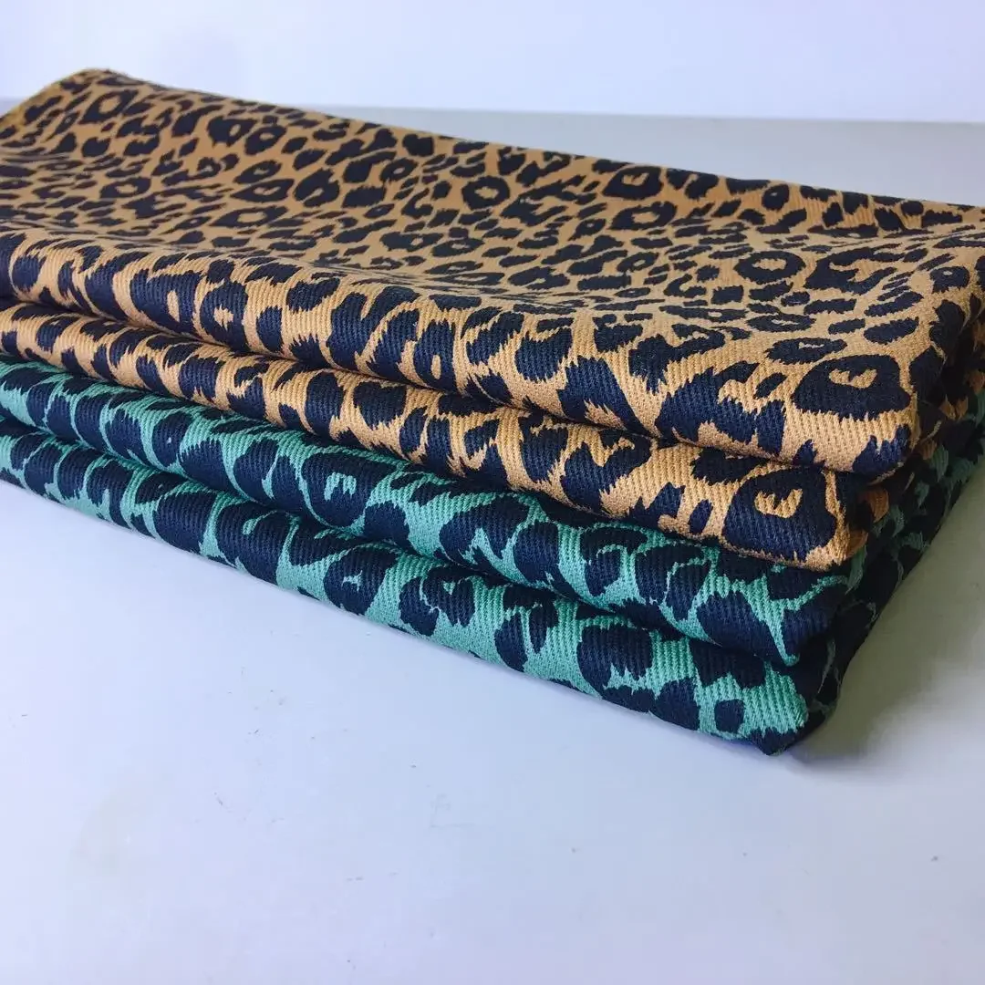 Джинсовая ткань с леопардовым принтом