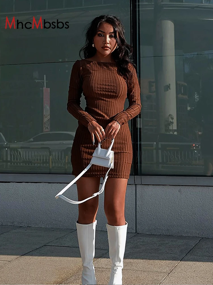 

Женское трикотажное мини-платье с открытой спиной и круглым вырезом