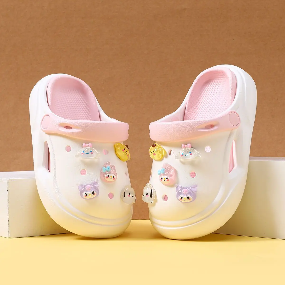 Фото Разноцветные детские сабо в стиле Sanrio, милые прозрачные сандалии с мультяшными подвесками из ЭВА для повседневных игр и прогулок на улице №4