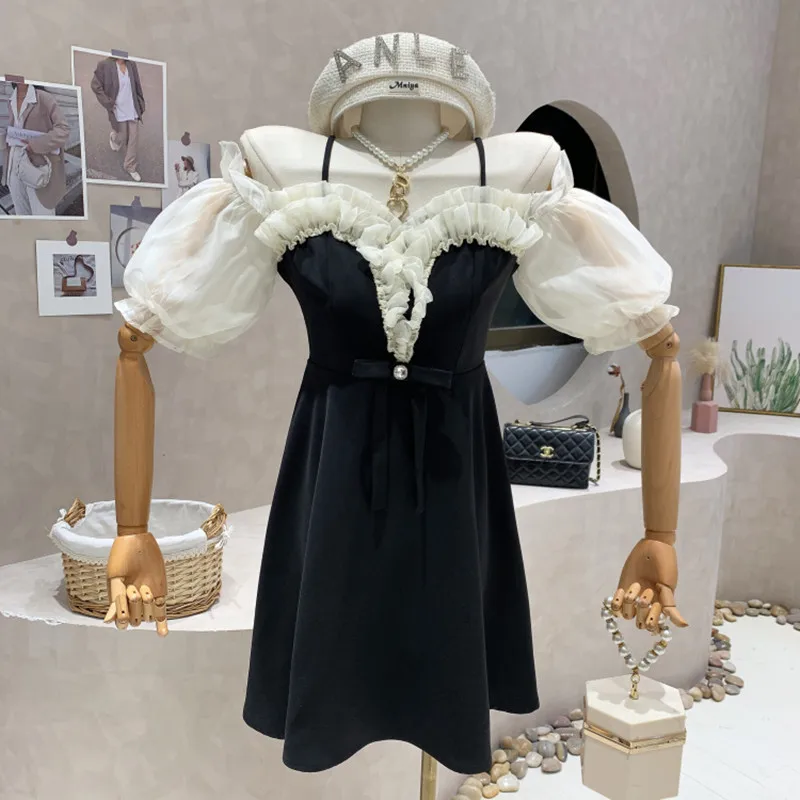 

Женское летнее платье на бретельках с открытыми плечами и пышными рукавами