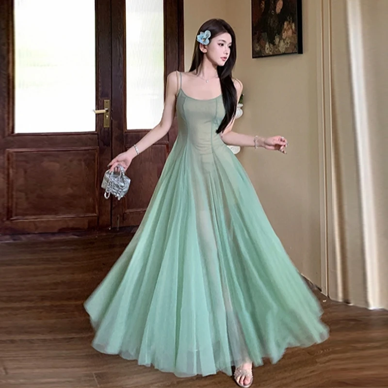 Женское платье трапециевидной формы с бретельками