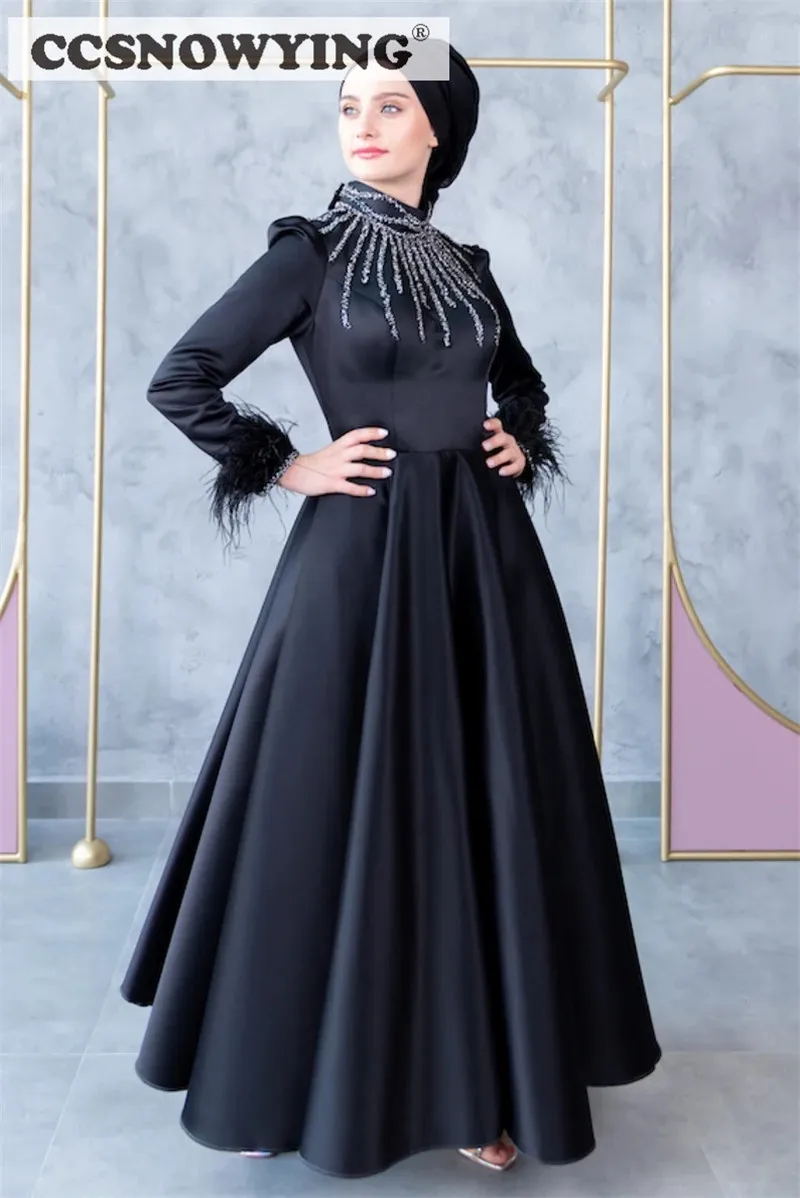 

Черное атласное женское платье с длинным рукавом