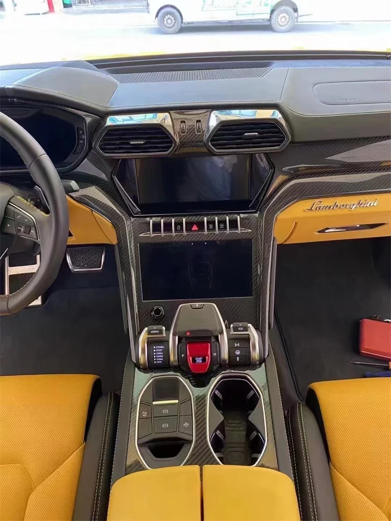 Фото Для Lamborghini Urus: кованые карбоновые элементы интерьера, вентиляционные отверстия, внутренняя панель салона №2