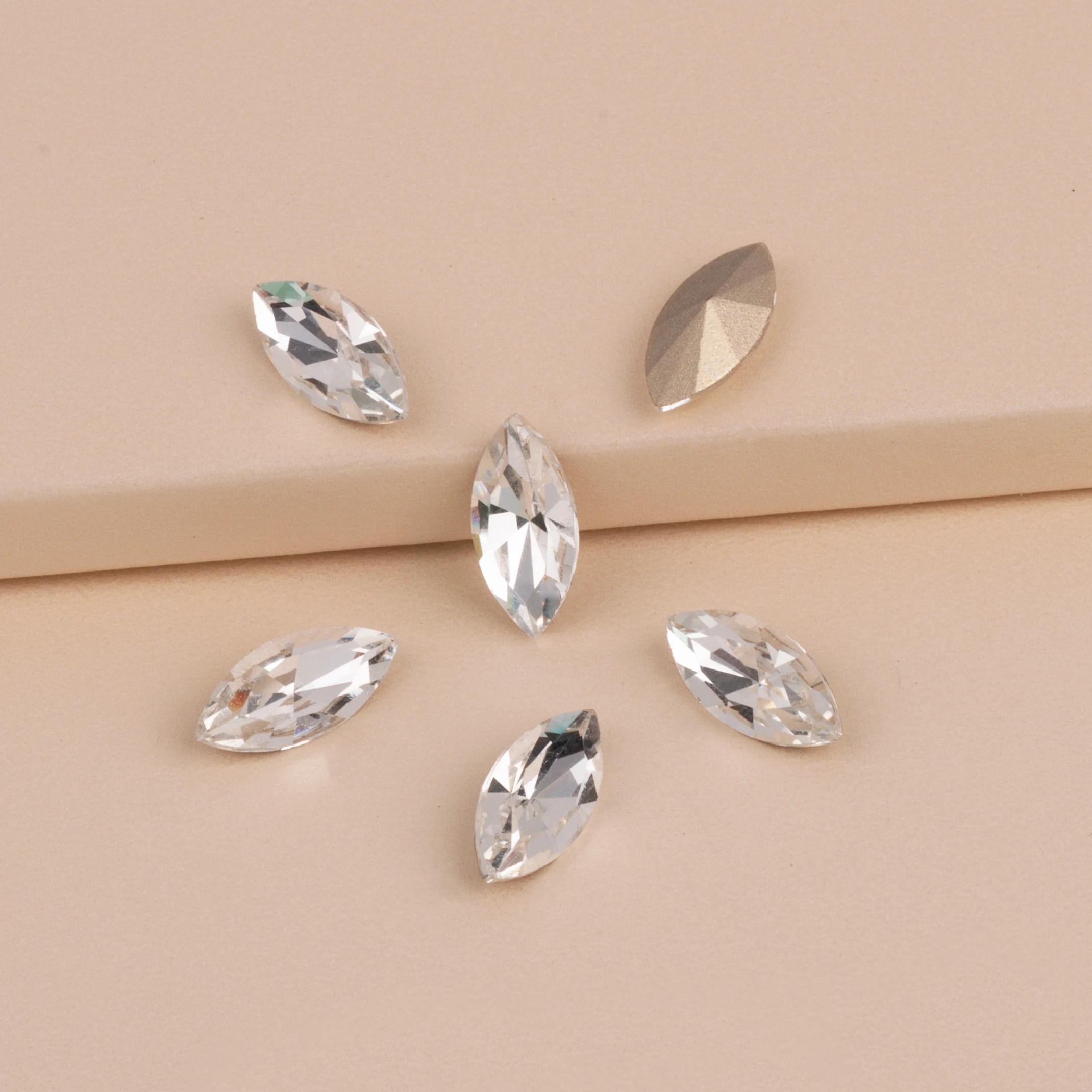 Стеклянные бусины для украшения ногтей 3 х6 мм 10 шт