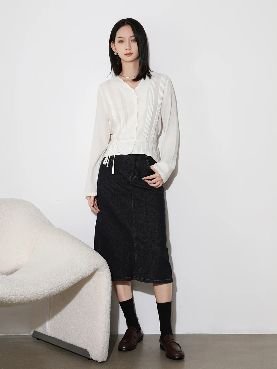 Блузка плиссированная с V-образным вырезом и поясом осень 2023 |