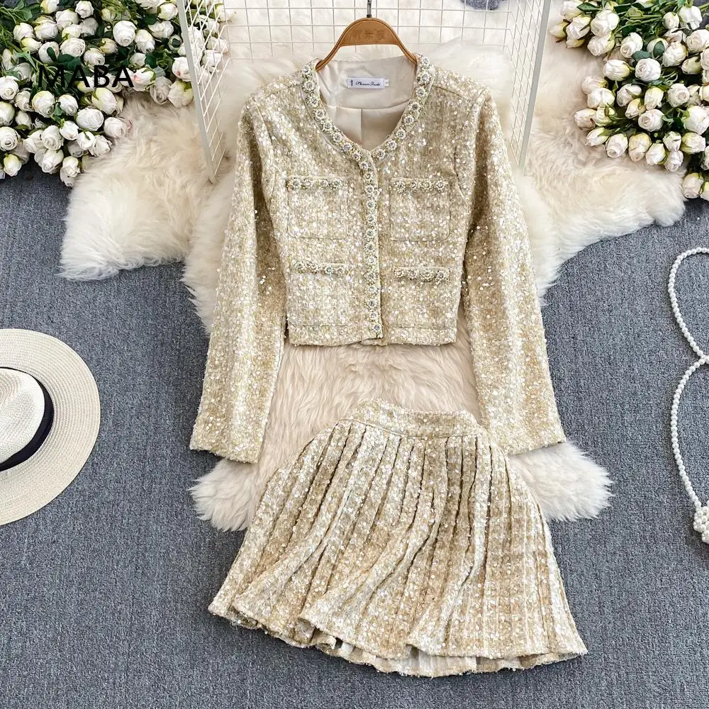 

Женский костюм из двух предметов: твидовый короткий пиджак с V-образным вырезом и плиссированная мини-юбка