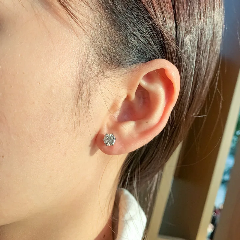 Серьги-гвоздики круглые из серебра 925 пробы с муассанитом 5 мм