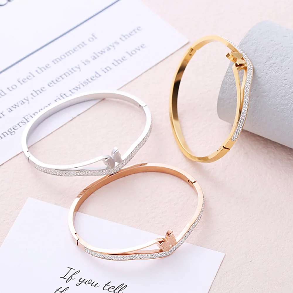 Женский браслет с бабочкой и сердцем винтажный золотого цвета цирконом