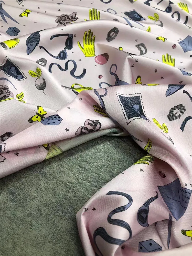 

Шелк тутового шелкопряда, органическая ткань, розовое платье-рубашка из тянущегося саржевого переплетения с принтом, модный бренд, материа...