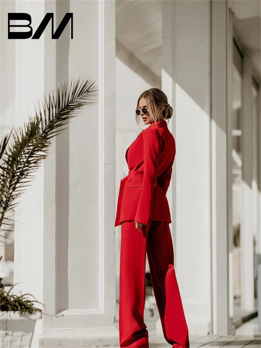 Классический красный брючный костюм для матери невесты