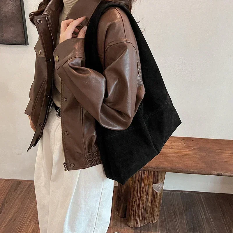 Большая вместительная замшевая сумка в стиле ретро простая для мамы под мышками