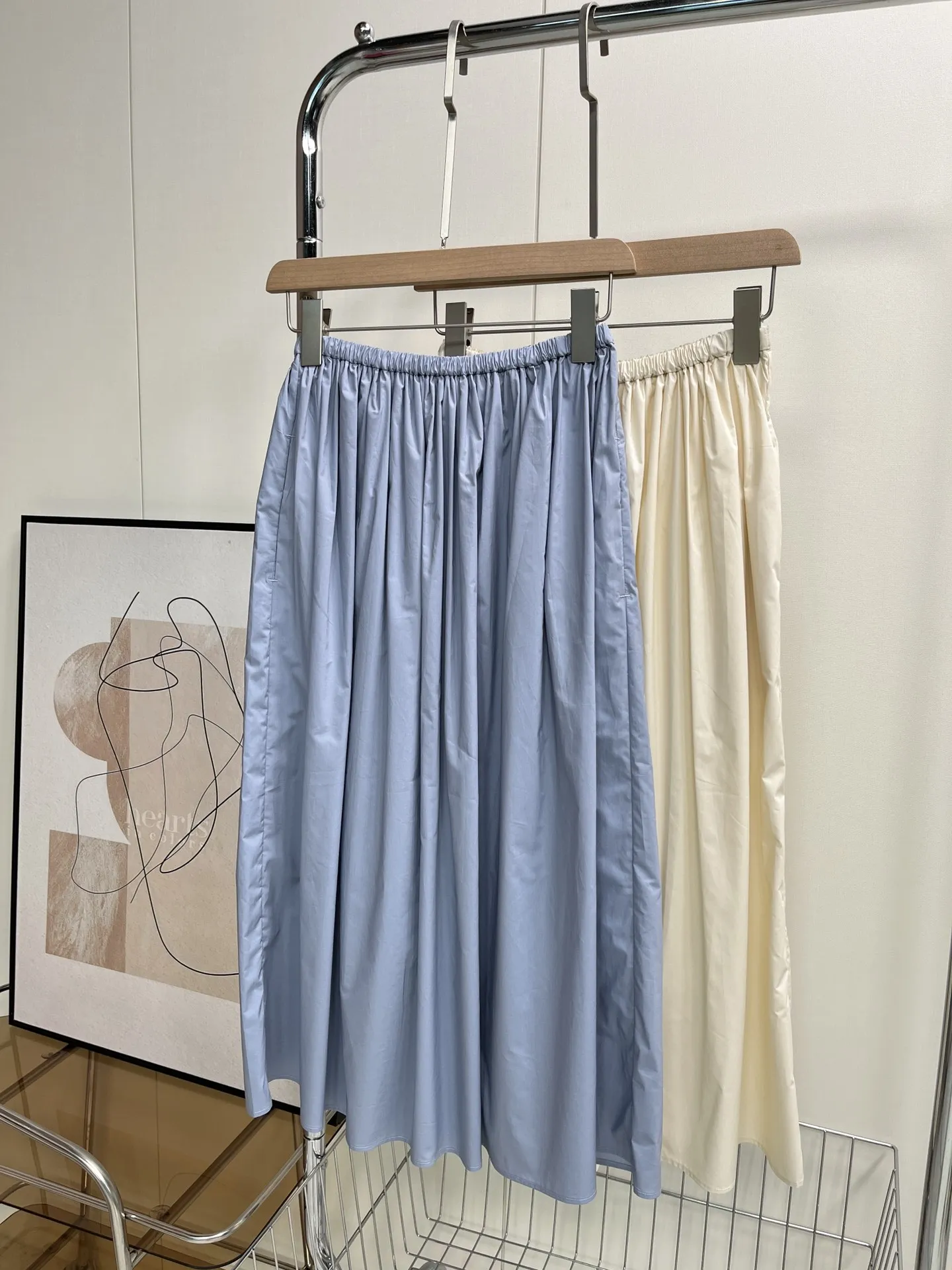 

Minimalist silhouette skirt base and classic color, looks very advanced simple