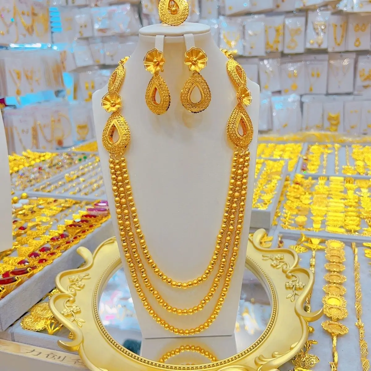 Комплект женских ювелирных изделий из колье серёг и кольца с золотым покрытием