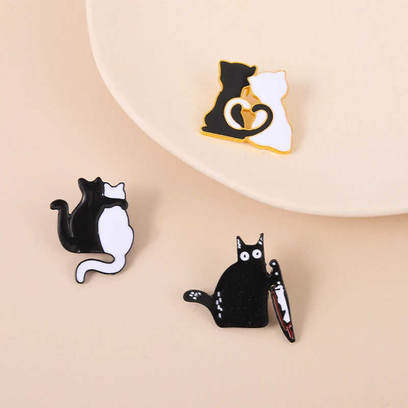 

Lovely Animal Brooches Box Kitten Heart Hugging Cat Badge Cartoon Enamel Pins Bag Clothes Lapel Pin Lover Women Men Jewelry Gift
