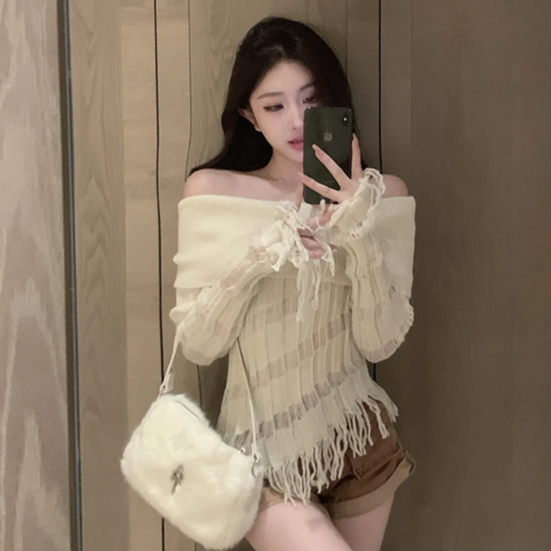 

Женский трикотажный свитер с открытыми плечами, черный или белый пуловер с длинными рукавами и бахромой, джемперы в Корейском стиле с воротником-лодочкой, осень 2023