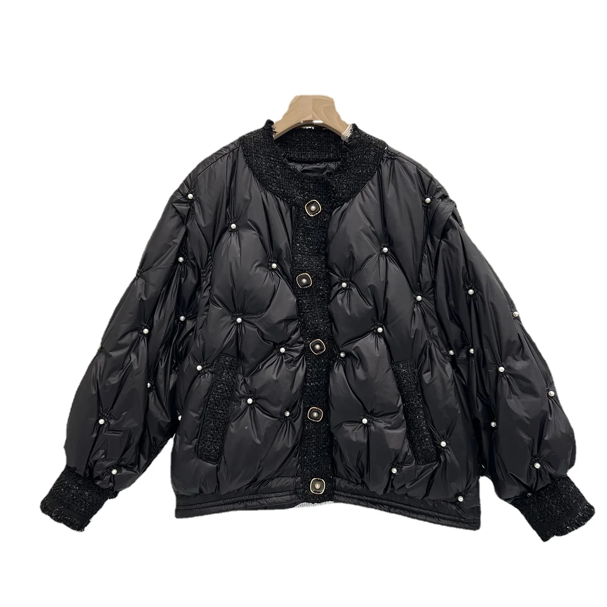 

Женский короткий пуховик с длинным рукавом и воротником-стойкой