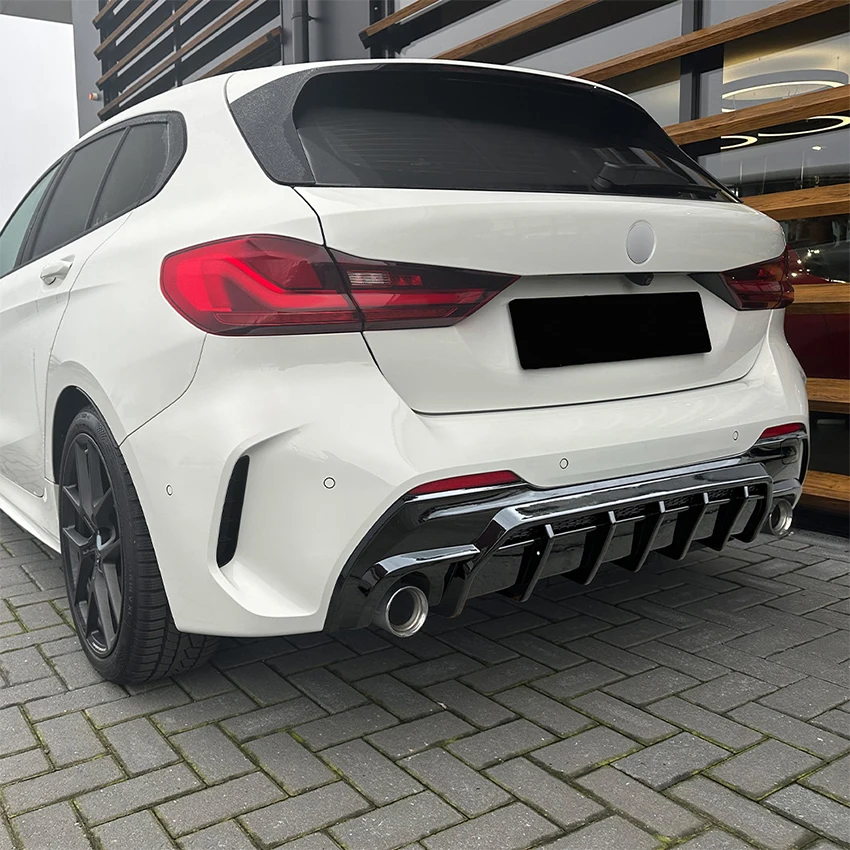 Фото Для BMW 1 серии F40 M Sport 2019-2024 годов: глянцевый черный задний бампер, диффузор, спойлер, разделитель, накладка на бампер, комплект обвеса №4